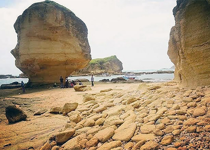 Keunikan Pantai Batu Payung Lombok, Memiliki Batu Berbentuk Payung