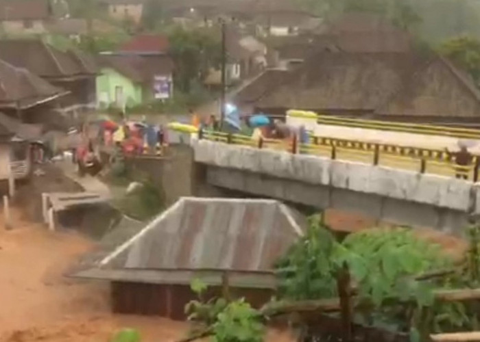 Akibat Hujan Deras Rumah Samsul Warga Muara Dua Ambruk di bawah Jembatan dan Hanyut Terbawa Arus Sungai