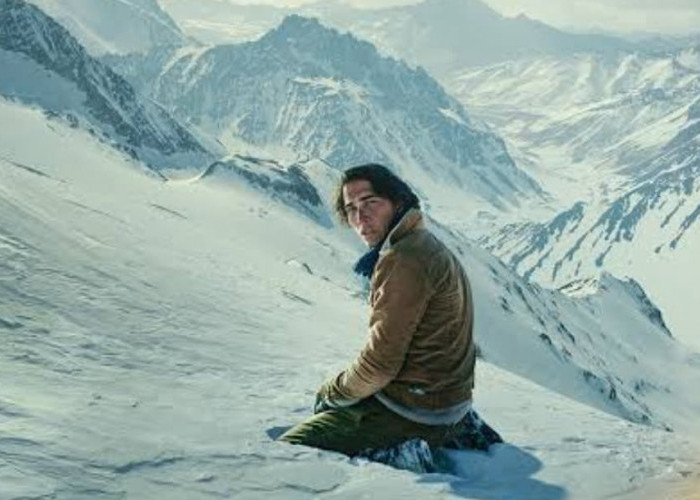 Berdasarkan Kisah Nyata, Film SOCIETY OF THE SNOW, Perjuangan Para Korban Kecelakaan Pesawat di Pegunungan Es