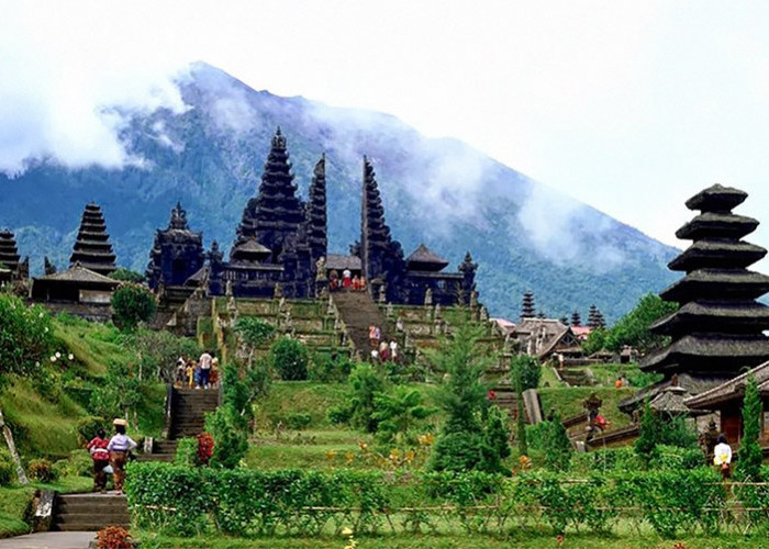 Bali, Pulau Banyak Pura yang Menyimpan Sejarah Panjang Hindu-Budha