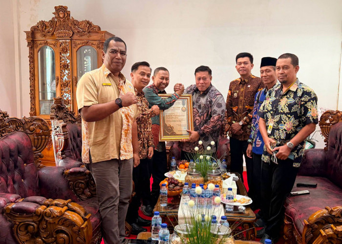 Bupati Mukomuko Terima Penghargaan , Penyaluran Dana Desa Tercepat Se-Bengkulu