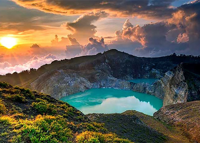 Wisata Danau Kelimutu Tiga Warna yang Penuh Legenda dan Misteri