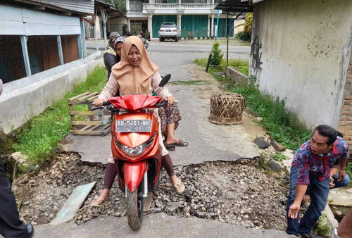 Warga Goro Perbaiki Jalan Tanpa Kordinasi  dengan Pemdes 