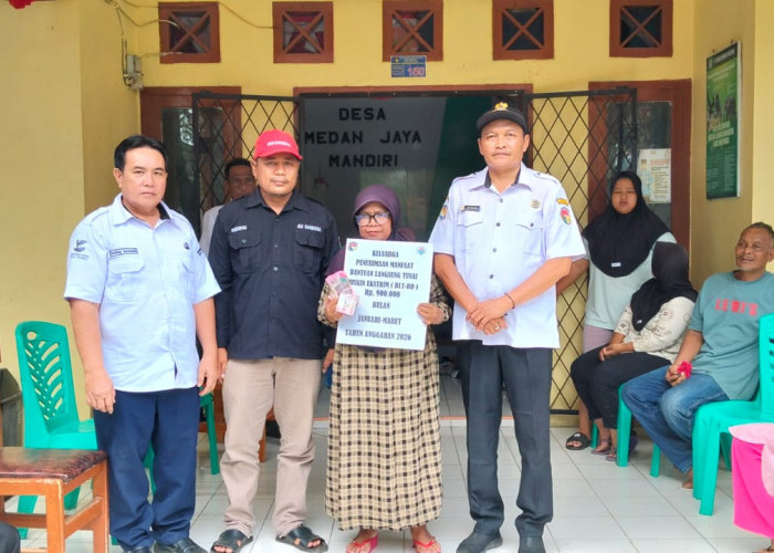 14 Warga Medan Jaya Tersenyum Sumringah, Terima BLT-DD Dari Kades