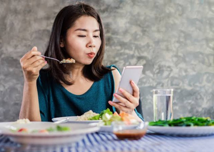 Kata Psikolog, Efek Buruk bagi Seseorang Waktu Makan Sambil Nonton HP