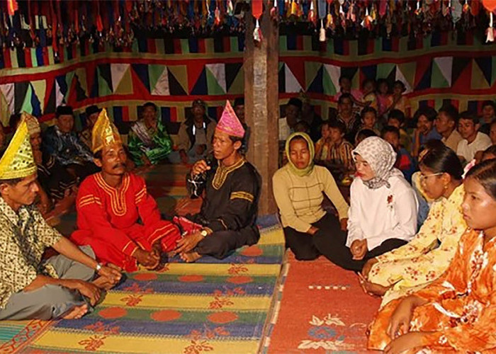 Tradisi Batombe, Acara Pernikahan di Sumatra Barat, Berpantun Saling Sindir Selama Tujuh Hari 