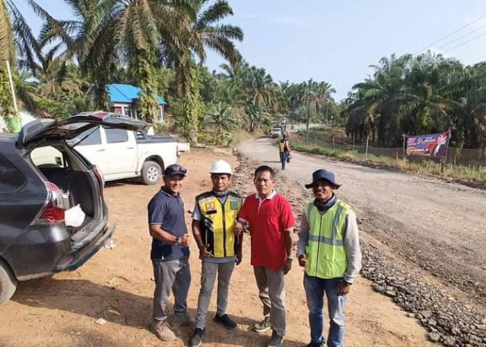 Dewan Provinsi Bengkulu Fitri, SE Pantau Pembangunan Jalan Teras Terunjam – Penarik Mukomuko