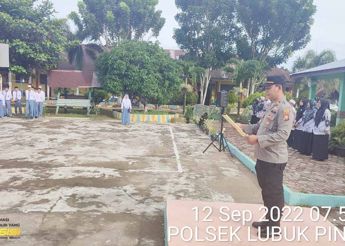 Upacara Bendera di SMAN 5 Mukomuko, Kapolsek Imbau Siswa Tertib Berlalu Lintas