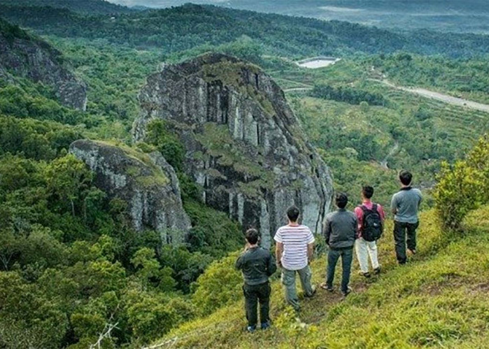 Tawarkan Jalur Treking yang menantang! Inilah Keindahan dan Keunikan Pesona Alam Gunung Api Purba Nglanggeran