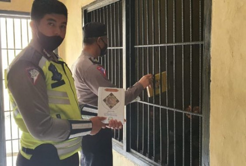 Polisi Dicap Jempol, Berikan Kitab Suci Kepada Penghuni Tahanan