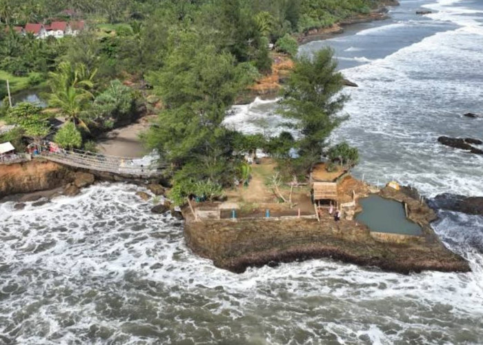Keindahan Panorama Eksotik Wisata Pantai Sungai Suci Bengkulu, Mirip Tanah Lot Bali