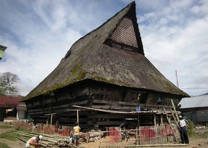 Mengenal Rumah-rumah Adat Tradisional Sumatera Utara Serta Keunikannya