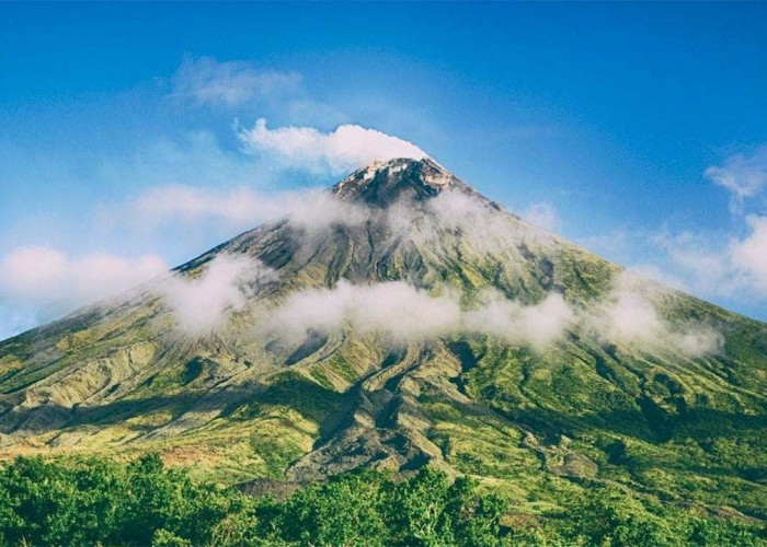 Mendaki Gunung: Antara Keindahan Alam dan Larangan Mistis