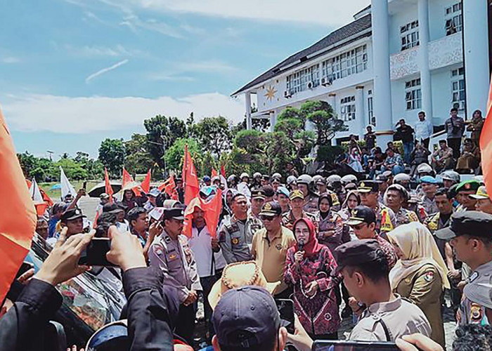 Aksi Demo Buruh Dikawal Ketat Polres Mukomuko, Pemkab dan Dewan Janjikan Ini