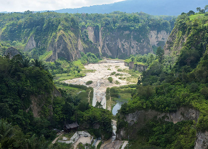 Wisata Ngarai Sianok di Sumatera Barat yang Lembahnya Seperti Green Canyon Serta Penuh Misteri