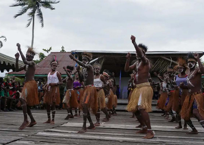 Pelajaran Dari Suku Asmat Papua, Walau Digembur Budaya Luar Identitas Mereka Tidak Hilang