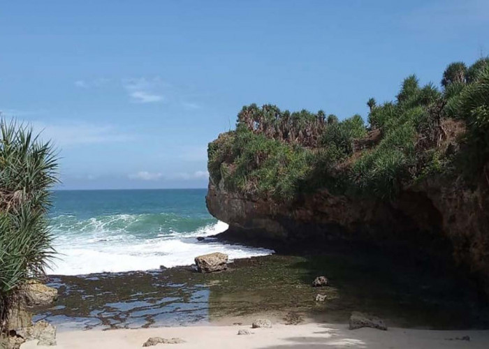 Pesona Alam Pantai Peyuyon yang Bikin Takjub, Bikin Kamu Betah Berlama-lama di Sana!