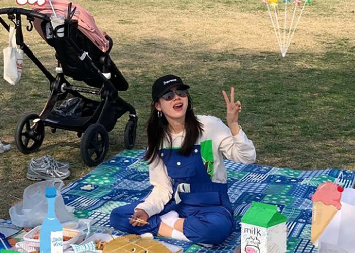 Aktris Cantik Asal Korea Selatan Son Ye Jin Bagikan Momen Piknik Bersama Keluarga, Berhasil Bikin Gemes