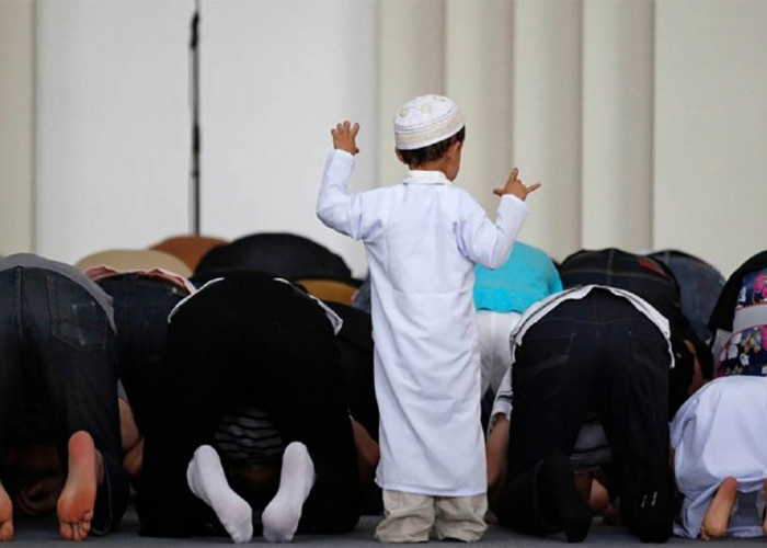 Tips Mengajak Anak ke Masjid, Ini Adab dan Hukumya 