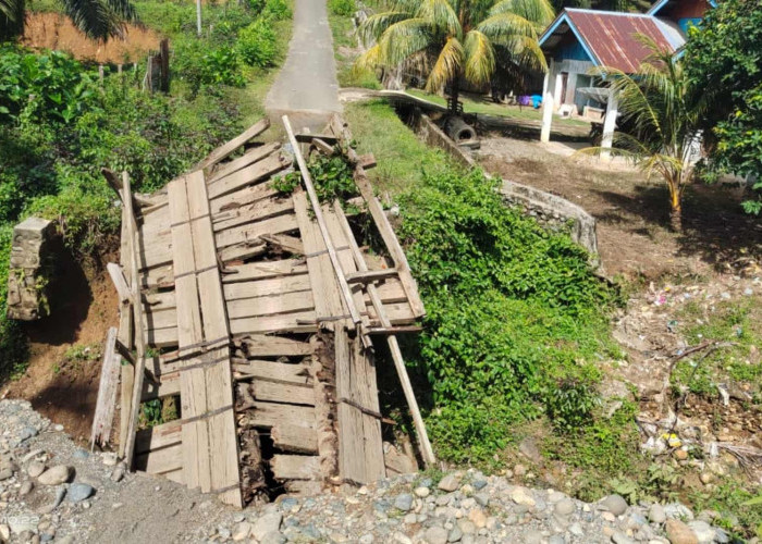 Hujan Beserta Badai Terjang Mukomuko, Baliho Raksasa Gubernur Bengkulu Rusak, Satu Unit Jembatan Roboh