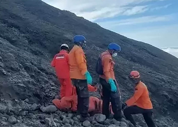 Korban Meninggal Pendaki Gunung Merapi Sumbar Menjadi 13 Orang, 10 Belum Ditemukan