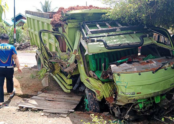 ﻿Elak Bus Sekolah, Dump Truck Muatan Jankos Adu Kambing