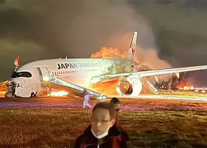 Pesawat Japan Airlines Terbakar di Bandara Haneda Tokyo, 5 Orang Dinyatakan Hilang