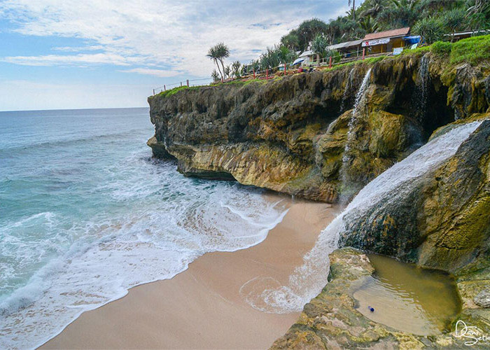 Keindahan serta Keunikan Pantai Banyu Tibo, Wisata Alam Tersembunyi di Jawa Timur