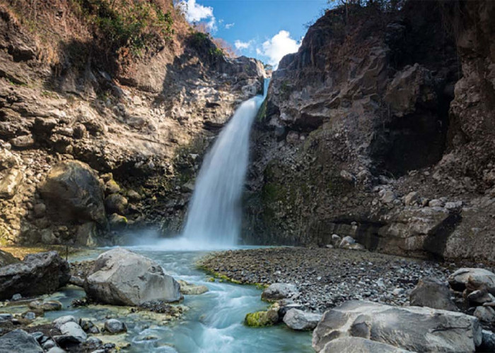 Kesejukan di Tengah Belantara Hutan Tropis Bikin Tenang, Inilah Keindahan Wisata Air Terjun Madu