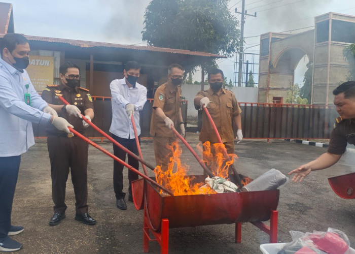 Jaksa Mukomuko Musnahkan Barang Bukti 34 Kasus Pidana Yang Sudah Inkracht