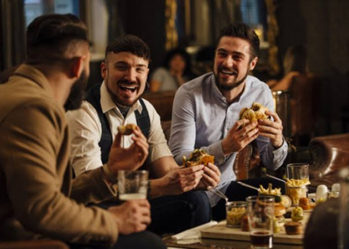 Ketika Makan Sambil Bicara, Ini Kata Islam