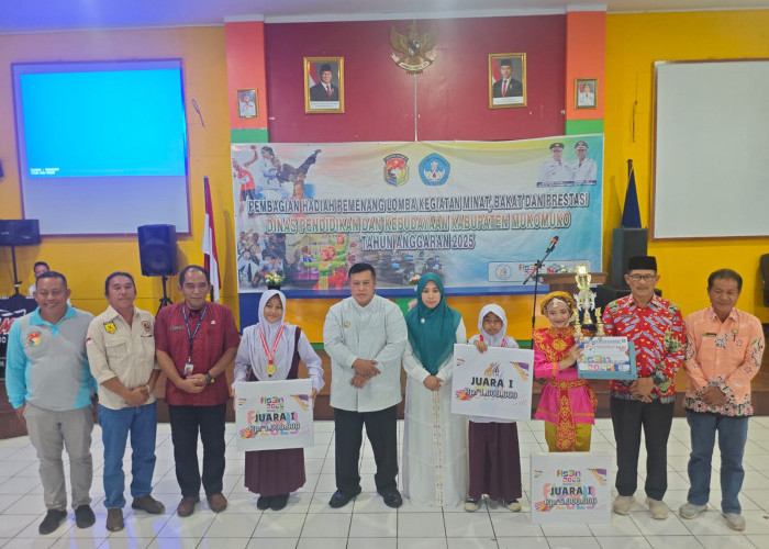 Bupati Mukomuko Serahkan Hadiah Pemenang Bidang Minat Bakat dan Prestasi Siswa SD dan SMP