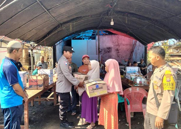 Aparat Kepolisian Serahkan Bantuan untuk Keluarga Korban Kebakaran Rumah di Air Berau Pondok Suguh