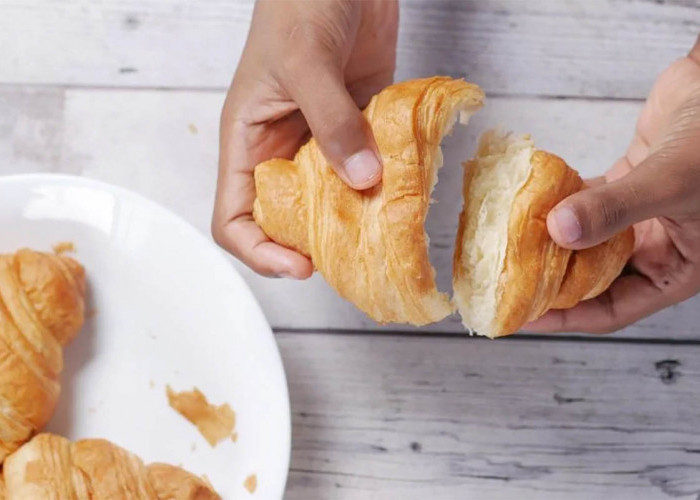 Begini Cara Makan Croissant yang Baik dan Benar Menurut Pakar Etiket