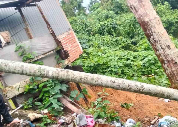 Beberapa Rumah di Desa Arah Tiga Terendam Banjir dan Rusak Berat Akibat Longsor 