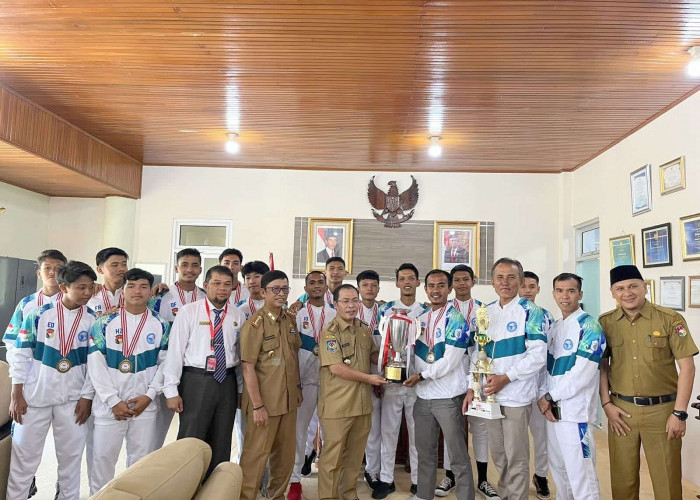 AFM Temui Bupati Mukomuko, Bawa Piala Kemenangan Liga AAFI Bengkulu 2023