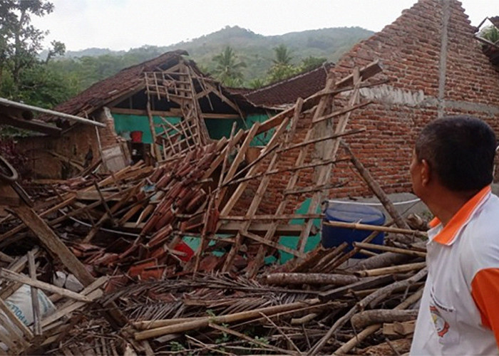 Gempa Berkekuatan 6.4 SR Hancurkan Sejumlah Rumah di Bantul Yogyakarta