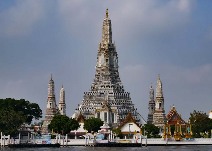 Pesona Keindahan Bangunan Megah Wat Arun Thailand yang Bikin Takjub