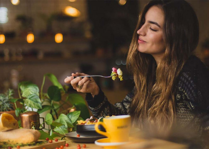 Sering Makan Berat Tengah Malam? Ini Dampaknya 