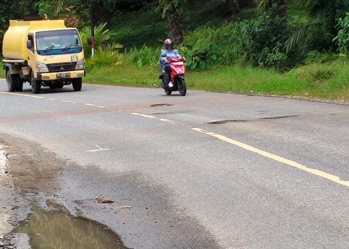 Warga Keluhkan Jalinbar Berlobang 