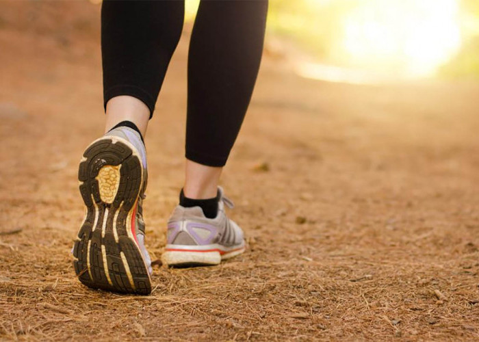 Nggak Perlu Olahraga yang Berat, Lakukan Tips Gerakan Berjalan Kaki Ini Untuk Membakar Lemak dengan Mudah