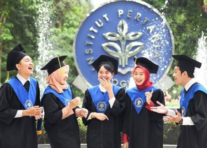 Ini Daftar Universitas di Indonesia yang Memiliki Seragam Wisuda yang Unik, Ada Toga Cobra