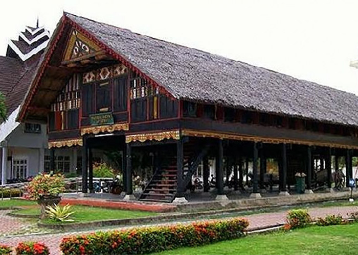 Mengenal Jenis Rumah Adat Aceh dan Ciri Khas Serta Bentuk Bangunannya