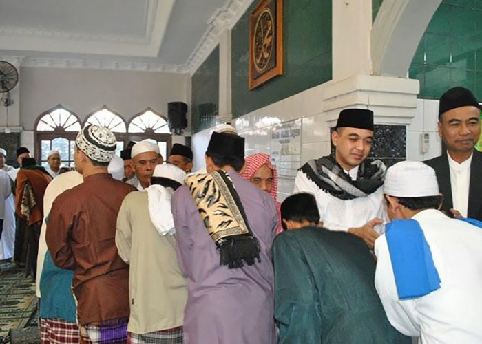 Usai Shalat Idul Fitri Jangan Bergegas Pulang ke Rumah, Lakukan dan Ucapakan Kalimat Ini 