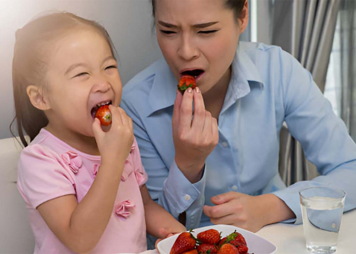 4 Alasan Kenapa Kamu Tidak Boleh Mengonsumsi Buah Stroberi Secara Berlebihan