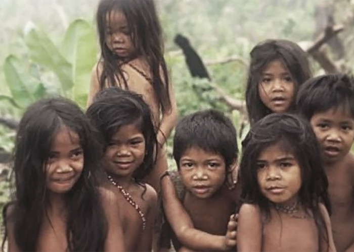 9 Suku Terasing, Diantarannya Masih Dilabel Primitif Hingga Terancam Punah