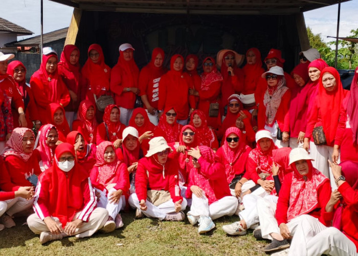 Ibu-Ibu RT 03 Bandar Ratu Memeriahkan HUT RI ke-81 Dengan Permainan Seru dan Menghebohkan