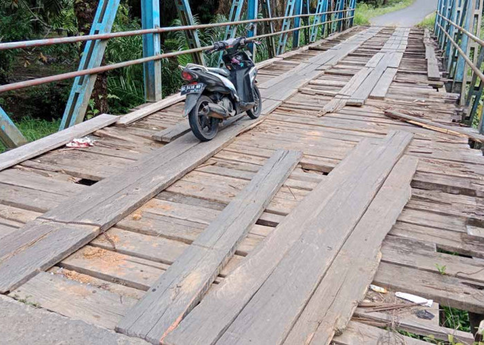 Jembatan Somel Sungai Keruh Manjuto Jaya Rusak Parah