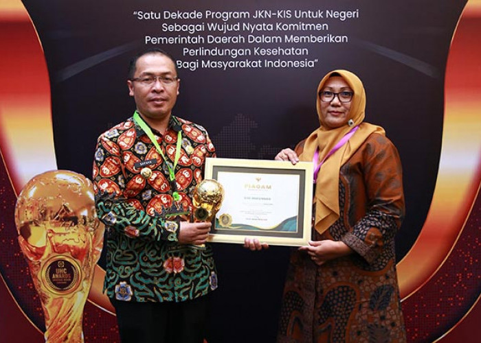 Capai Target Program JKN-KIS, Bupati Mukomuko Terima Penghargaan UHC Award dari Wapres RI