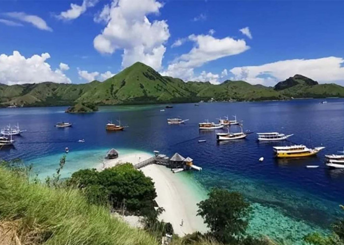 Lukisan Alam yang Nyata dan Memukau, Inilah Keindahan Pantai Waecicu